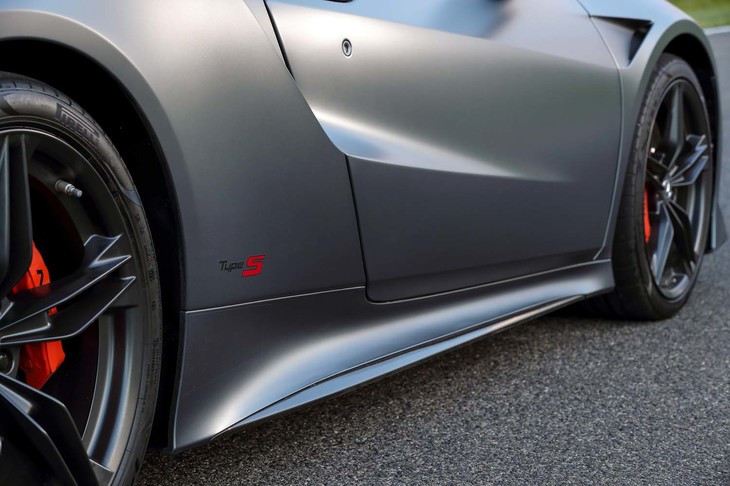 世界限定350台となる「NSXタイプS」のうち、国内に導入されるのは30台。写真のボディーカラー「カーボンマットグレー・メタリック」をまとうのは10台のみに限られる。