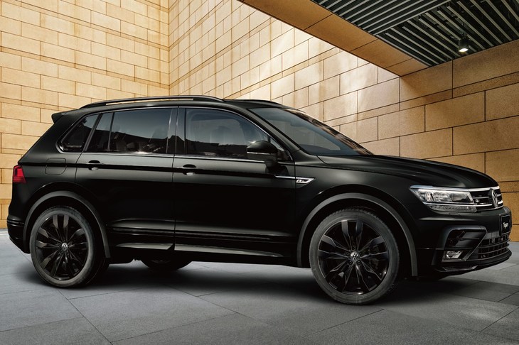 「フォルクスワーゲン・ティグアンRライン ブラックスタイル ディナウディオパッケージ」。ボディーカラーは「ディープブラックパールエフェクト」。
