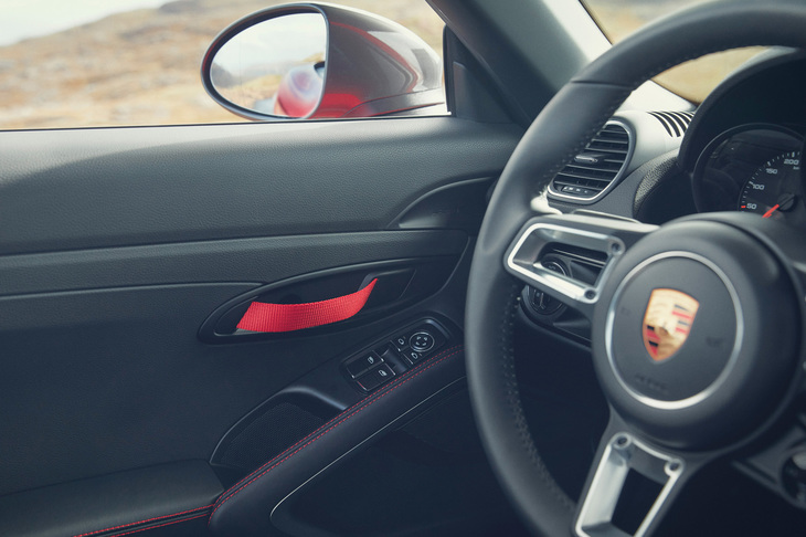 ドアオープナーは軽量化を目的に、ストラップ式となっている。