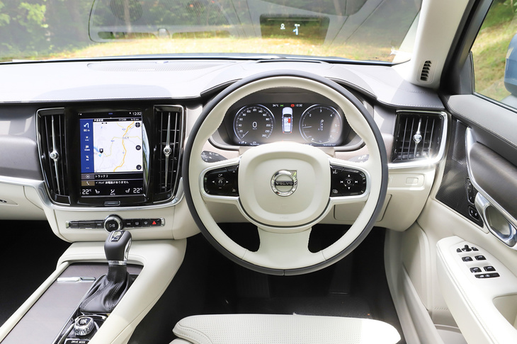 日本仕様の「V90クロスカントリー」は右ハンドル車のみ。センターに備わる9インチの縦型ディスプレイは、スマートフォンやタブレットのような操作感がセリングポイントとされている。