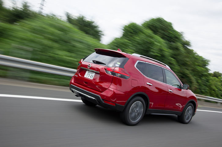 高速道路を行く「エクストレイル」。静粛性の高さが印象的だった。