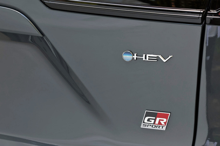 トヨタの「凄腕技能養成部」で多くのモデルの評価をおこなってきた大阪晃弘さんの助言を得ながら、直接的な開発作業は「カローラ クロス」のチームが手がけたという「カローラ クロスGRスポーツ」。4WD車のみのラインナップで、価格は389万5000円。