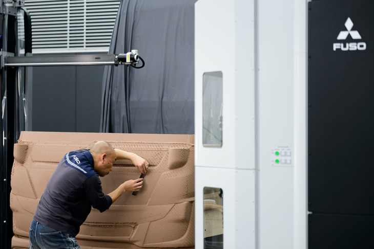 当日はモデラーによるクレイモデルの製作デモも行われた。国際色豊かな三菱ふそうでも、モデラーだけは現在もすべてベテランの日本人だそうだ。