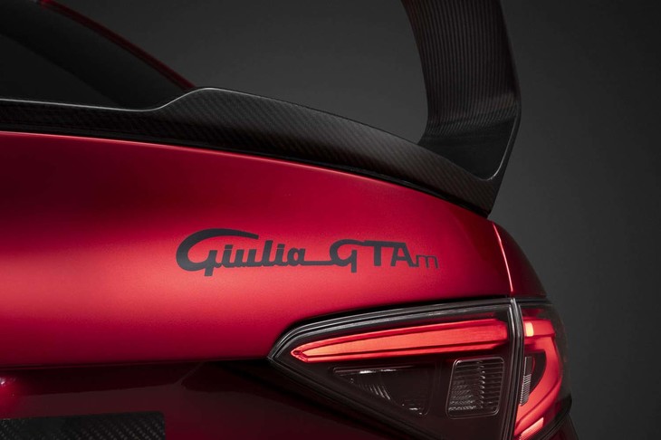 「ジュリアGTA」と「ジュリアGTAm」の販売台数は、2モデル合わせて世界全体で500台のみ。日本への導入時期や価格は決まっていない。