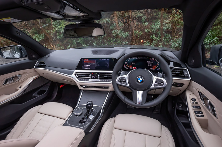 インストゥルメントパネルは、10.25インチのインフォメーションディスプレイと12.3インチのフルデジタルメーターパネルで構成される「BMWライブコックピット」と呼ばれるもの。ダッシュボード下部は、シートと同じベージュ系のオイスター色でコーディネートされている。
