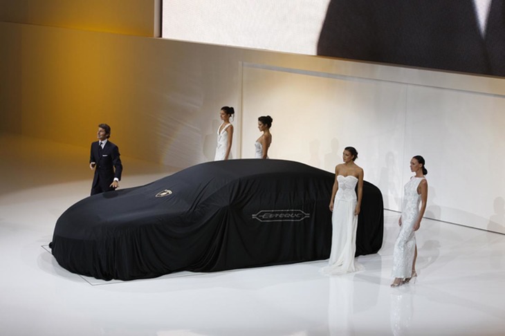 今回のインタビューでは、新たにグランドツアラー的な猛牛がランボルギーニの一員となる計画が明らかにされた。そのデビューの時期は、2027年前後になるという。このイメージ写真でベールの下にあるのは、量産化されることのなかった4ドアモデル「ランボルギーニ・エストーケ」。