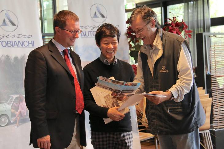 「レジストロ・アウトビアンキ」の創始者兼会長のマルコ・レルダ氏（写真右）と筆者（同中央）、そしてミーティング開催地デージオ市のロベルト・コルティ市長（同左）。2015年10月。