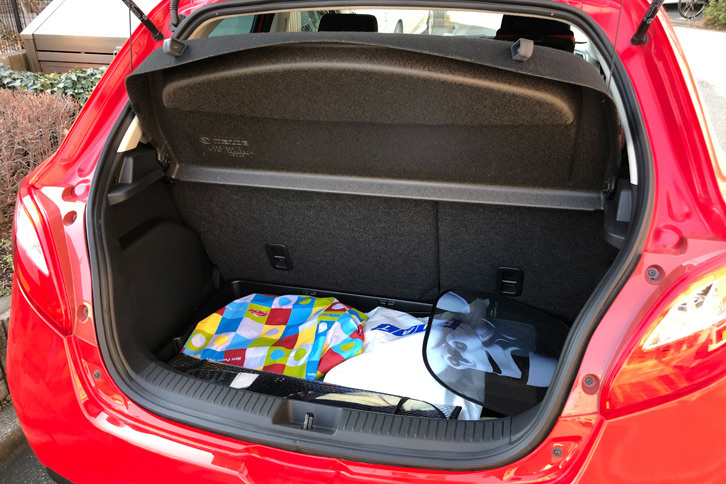 荷室はそれほど広くはないが、日常的には困らないレベル。