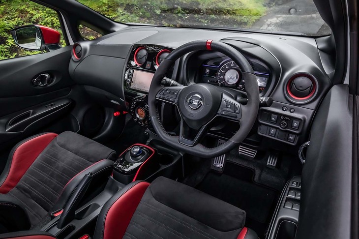 インテリアデザインは標準モデルと大きく変わらないが、エアコンの吹き出し口やシフトベースに赤の加飾が施されレーシーな雰囲気に。車速感応式電動パワーステアリングは、専用チューンされている。