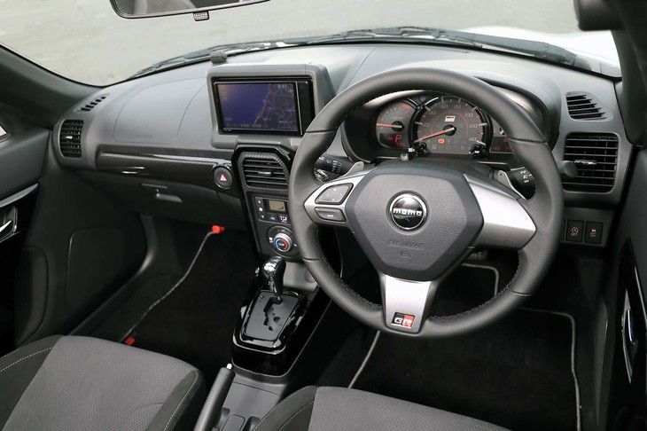 センターコンソールやドアグリップをピアノブラックで飾ったインテリアは「GRスポーツ」専用。