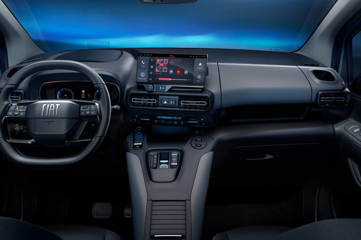 10インチのタッチスクリーン式ディスプレイや7インチのフルカラーTFTマルチファンクションメーターパネルなどが目を引く。