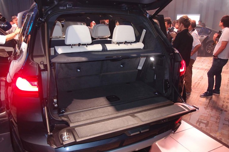 荷室の容量は、3列目シート使用時で326リッター。最大2120リッターまで拡大できる。