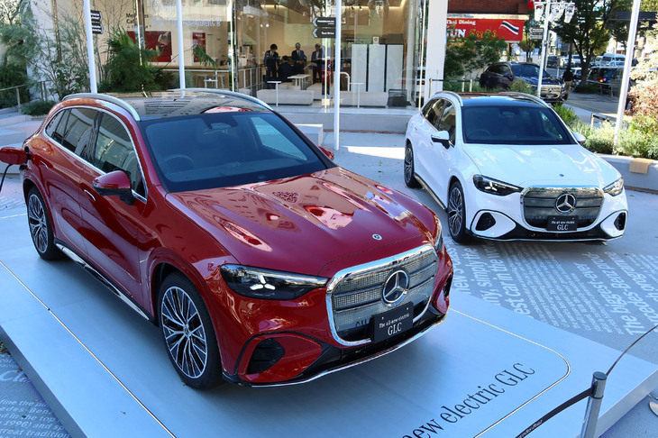 「GLC300 4MATICエレクトリック」（写真2台とも）の購入に際して適用されるCEV補助金は78万4000円。「GLC250エレクトリック」では同じく98万円が支給される。
	 
