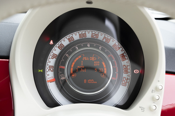 外周に速度計、内周にエンジン回転計がレイアウトされた円形メーター。車両自体に複雑な機能が備わっていないこともあり、これで不便は感じない。