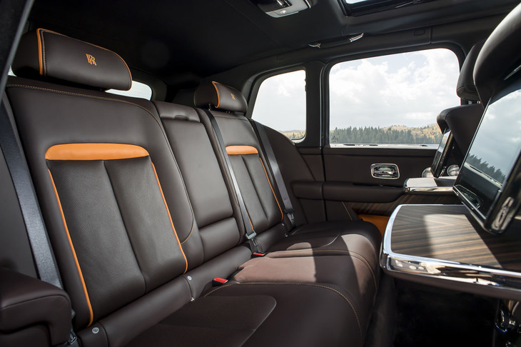 「ラウンジシート」と呼ばれるベンチタイプの後席。ロールス・ロイス車では初となる、背もたれの折り畳み機構が与えられている。