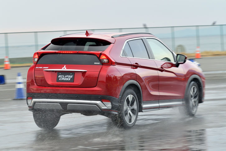 ウエット路面でも確かなステアフィールに変化なし。まったく不安を感じさせない。