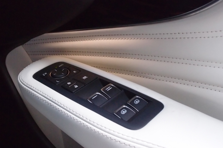 LS500h“バージョンL”（アームレスト部のスイッチ）