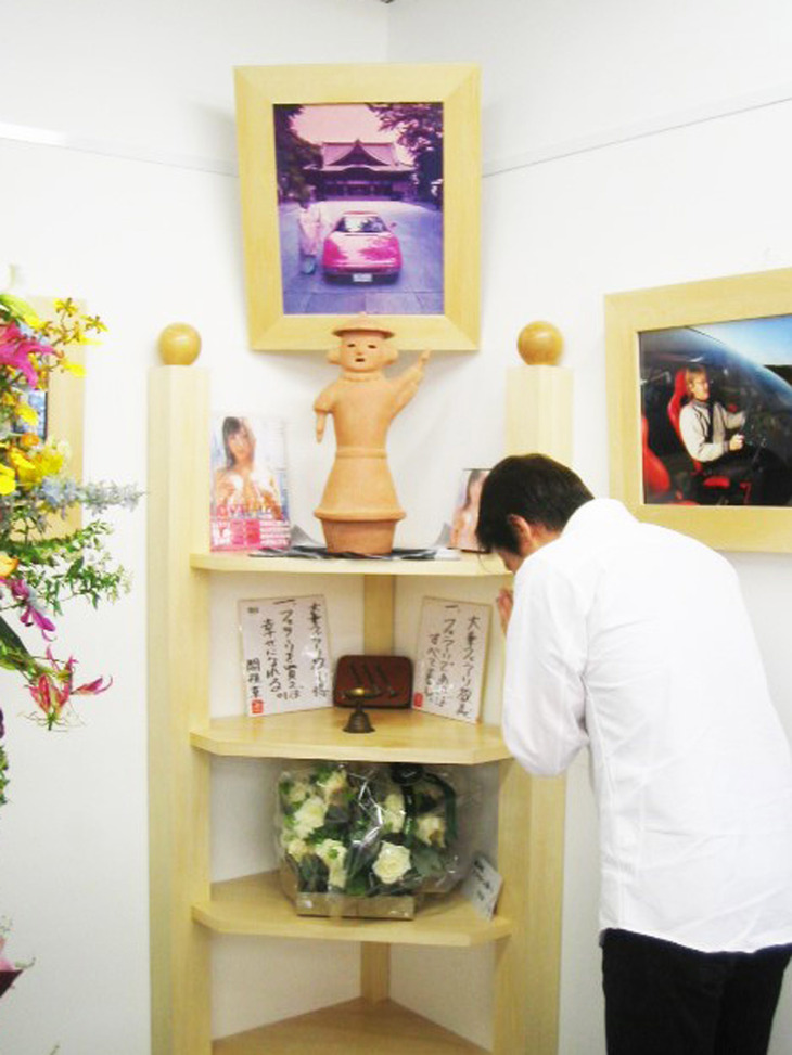 エノテンは「清水さんが『348』を購入し『そのフェラーリください!!』（講談社刊）を出してくれたのは、僕にとってのイエス・キリストの降臨でした」と言う。しかし、コーナーストーンズの店の隅にある私が開祖を務める『大乗フェラーリ教』の祭壇は、最近ほこりをかぶっている。