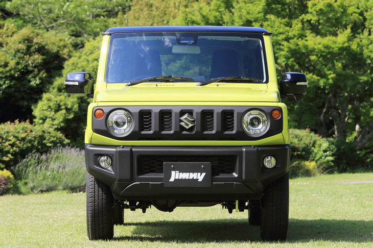 「ジムニー」を真正面から見たところ。黒い樹脂パーツで一体化された“顔”に注目。ボディーの端から端まで、ボディーめいっぱいの幅を使っているのが分かる。（写真＝荒川正幸）