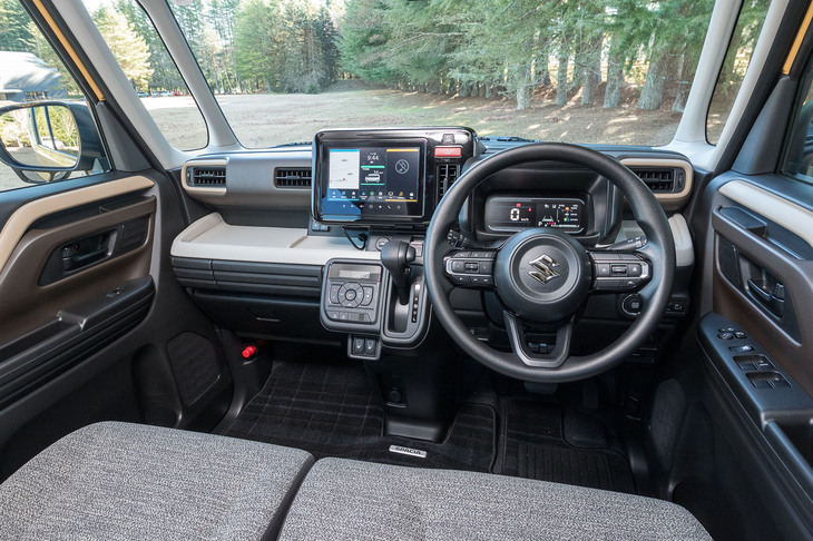 インテリアはとにかく豊富な収納スペースが特徴。オープントレイや助手席前の引き出し、グローブボックス、各ドアポケットなどのほか、メーターナセルの上にもポケットが設けられている。