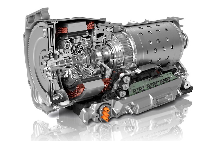 多くのハイパフォーマンスカーに採用されているZFの8段AT「8HP」（写真はPHV用のカットモデル）。「最大トルク1000N・m」は、このATの耐久性から導かれた必然的なスペックであるともいえる。