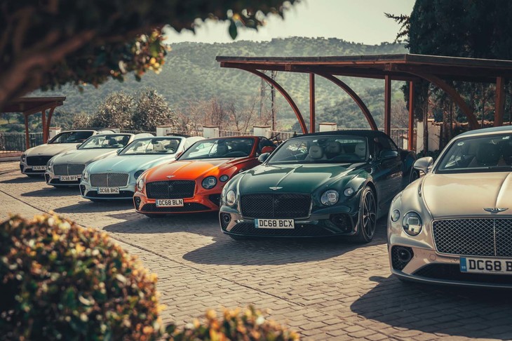 ボディーカラーは全70色、ソフトトップは全7色がラインナップされている。