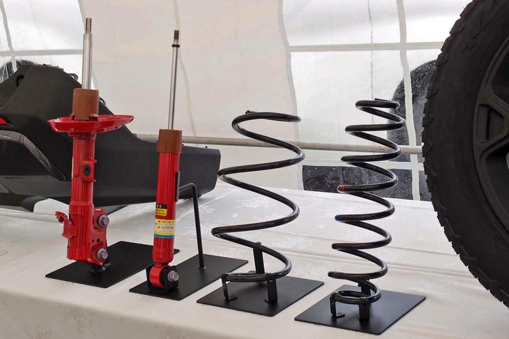 オフロード走破性を高める専用サスペンション。これら専用の装着パーツは、2021年の年明けから単体での販売が予定されている。