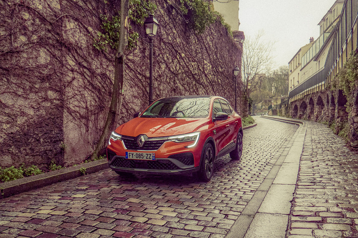 パリ市内には、石畳の路地がいまだに多く残る。ここを滑らかに走るには、しなやかに伸び縮みする足まわりが不可欠。「アルカナ」はこうした欧州の道によって鍛えられている。