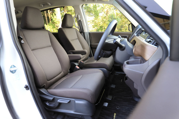 標準車のシート表皮には、モカのファブリック（写真）と、ブラックのコンビ表皮（合成皮革＋ファブリック）の2種類が用意される。