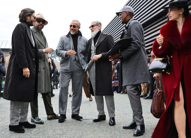 会場中庭には、今回も世界各国から来場したファッショニスタたちがつどっていた。