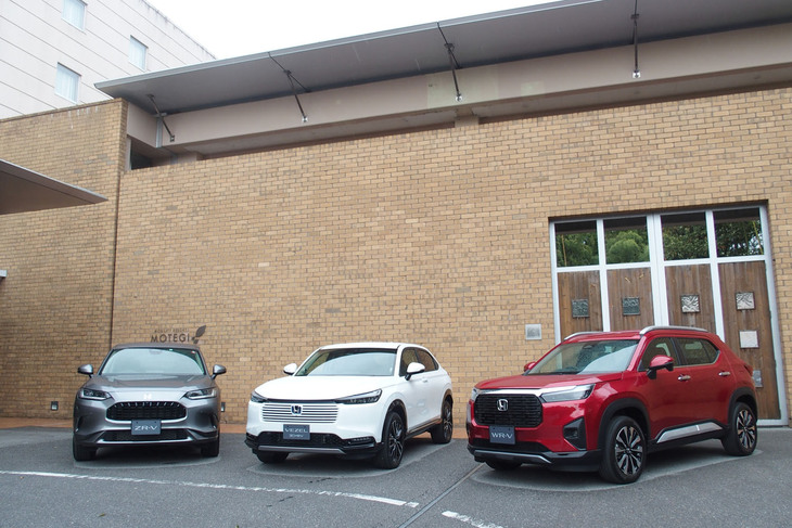 ホンダの最新SUVラインナップ。左から「ZR-V」、マイナーチェンジされた「ヴェゼル」、そして2024年3月に発売された「WR-V」。WR-VはエントリーSUVとの位置づけだが、3モデルともボディーサイズが近しいので、選択に迷うという声も聞かれる。