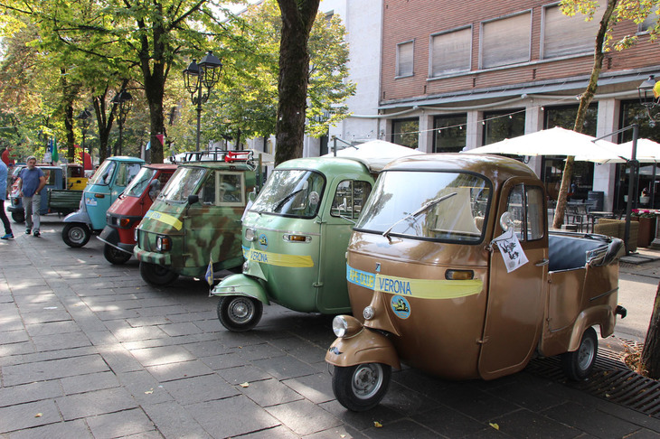 ヴェローナのクラブ車両たちが並ぶ。