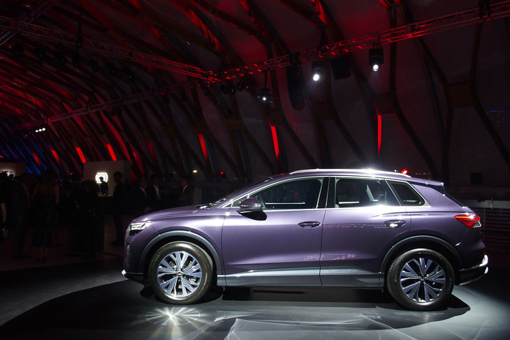 アウディQ4 e-tron（サイドビュー）