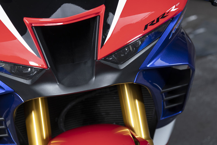 サイドカウルには高速走行時にダウンフォースを発生させるウイングレットを採用。フロントにはエンジンへとストレートに空気を送り込むためのラムエアダクトを設けている。