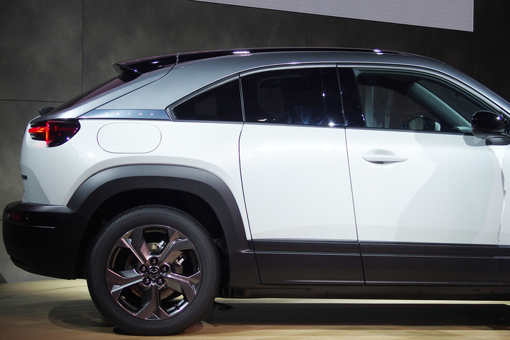 「フリースタイルドア」というセンターオープン式のコンパクトなリアドアを採用する「マツダMX-30」。