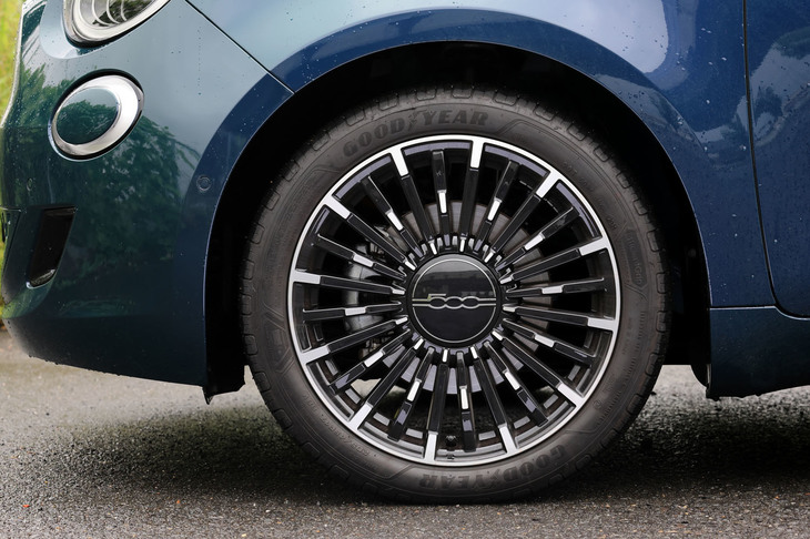 タイヤサイズは205/45R17。試乗車にはグッドイヤーのコンフォートタイヤが装着されていた。