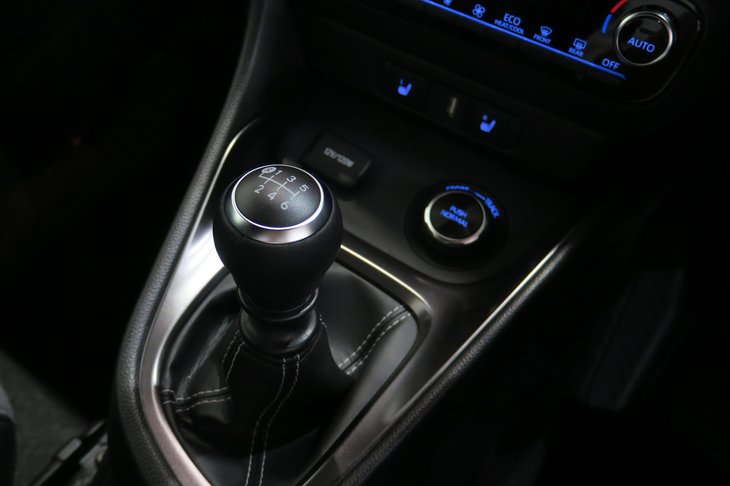 「GRヤリス」のシフトレバー周辺部。6段MTを操作するとクルマ好きは気分がアガるのだが、そんなところも「自己愛が強そう」という評価につながりそうだ。