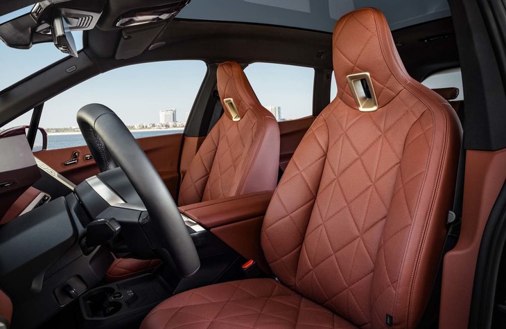 BMW iX（フロントシート）