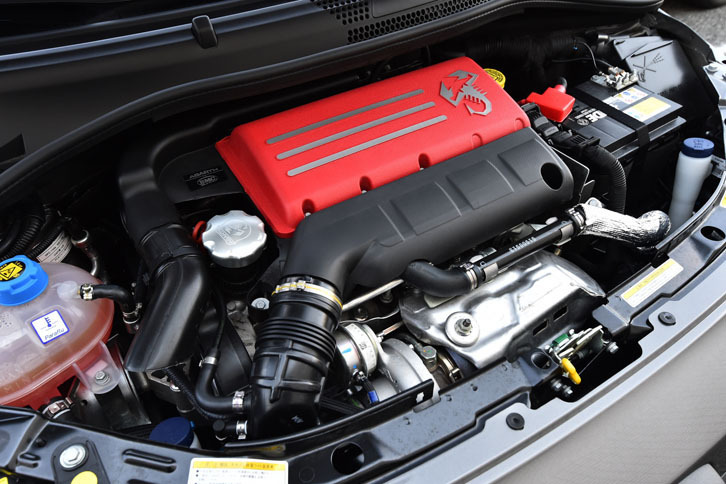 今回のマイナーチェンジの目玉、1.4リッター直4ターボエンジン。20psと2.5kgm強化され、180psおよび23.5kgmとなった。これに伴い、JC08モード燃費は14.5km/リッターから13.8km/リッターへ変更された。