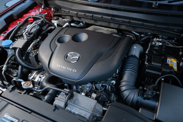 2.2リッター直4ディーゼルターボエンジンについては、制御を変更。最高出力が190PSから200PSに向上したほか、ピークパワーを発生する回転数が4500rpmから4000rpmに引き下げられた。