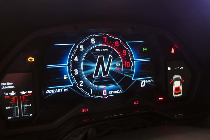 ランボルギーニ・アヴェンタドールLP780-4 Ultimae（メーターパネル）