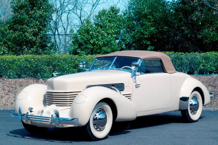 アメリカのコードはオーバンやデューセンバーグを買収した実業家エレット・ロバン・コードが興した自動車メーカーである。写真は1937年型「フロントドライブ812」。「L-29」と同じくFFの駆動方式が採用されていた。（写真＝トヨタ博物館）