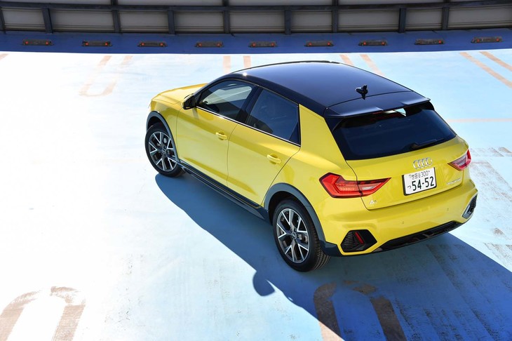 ボディーカラーは「パイソンイエローメタリック」（写真）のほか、「ミサノレッドパールエフェクト」「アローグレーパールエフェクト」が選べ、いずれもブラックルーフとの2トーンカラーとなる。