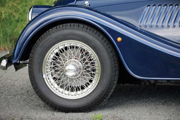 「モーガン4/4」のタイヤサイズは165/80R15。用意されるホイールはワイヤースポークホイールのみだが、上級モデルの「プラス4」や「ロードスター」にはアロイホイールも用意されている。