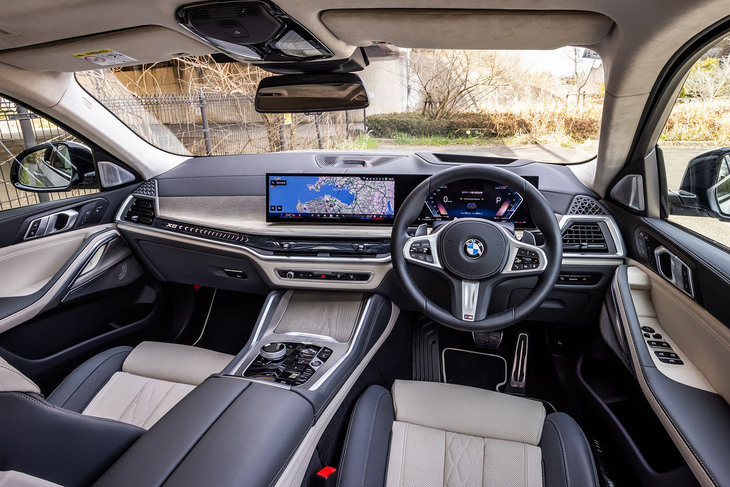 12.3インチの液晶メーターパネルと14.9インチのコントロールディスプレイを組み合わせたカーブドディスプレイを搭載するインテリアは、「X5」のものと基本的に共通。スリムなエアコン吹き出し口やインパネのイルミネーション、ツマミ型シフトセレクターなどがマイナーチェンジでのリニューアルポイントだ。