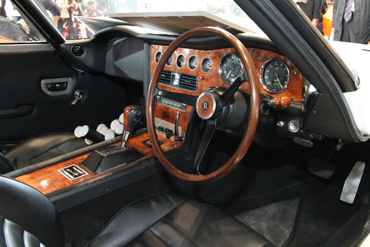 「R3000GT」のインテリア。インパネもそれ風で、独特のステッキ型パーキングブレーキも再現。AT仕様でオートエアコン、パワステ、パワーウィンドウを装備。