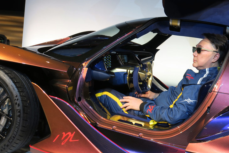 展示されていた「インテンサエモツィオーネ」のオーナー。今回の発表会は、オーナーへの納車セレモニーも兼ねたものだった。