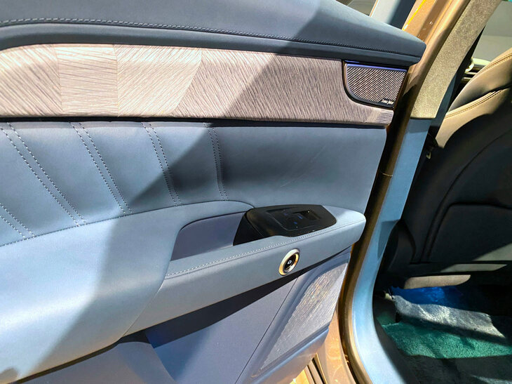 ドアの内張りにも同じ木材が。