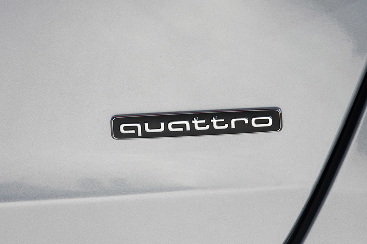 駆動システムには最新のフルタイム4WDを採用。システムは複数のパラメーターをもとに常に0.5秒先の状況を予測し、4WD走行が必要と判断すると、わずか約0.2秒でFF走行から4WD走行に切り替わる。