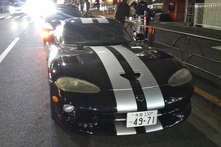 都内某所にて、事故直後の「ダッジ・バイパー」。